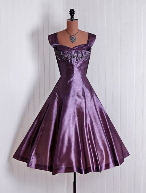 50's purple dress Purple 50s Dress, 50's Dresses, Vestidos Pin Up, Purple Party Dress, 1950s Party, Vestidos Retro, 1950 Fashion, Purple Cocktail Dress, Purple Party