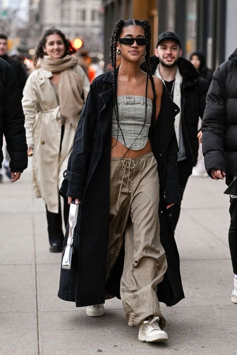 Street Style - February 2023 - New York Fashion Week New York Fashion Week Aesthetic, Corset Street Style, New York Fashion Aesthetic, Maximal Style, Fashion Week Aesthetic, Ny Street Style, Street Style Fall Winter, New York Street Style, New York Fashion Week Street Style