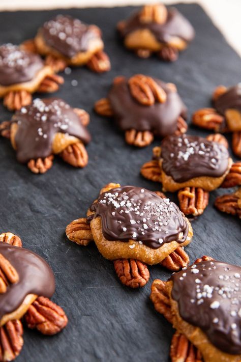 Sea Turtle Snack, Turtle Chocolates, Turtle Snacks, Turtle Dessert, Turtle Cakes, Homemade Turtles, Turtle Candy, Turtle Recipe, Pecan Turtles