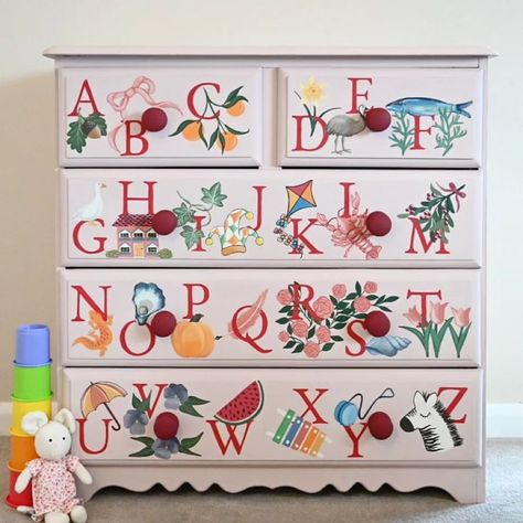 Absolutely LOVING the work of artist @annasarthouse 🎨🖌️🧑‍🎨 Anna’s hand painted details, can literally transform an old bit of furniture that was previously destined for landfill or charity 👏🏼👏🏼 You can also commission Anna to work on special projects , whether a hand painted memory box or a chest of drawers for a nursery! So..think twice before you cast away old bits of furniture, as the expression goes , what’s one man’s trash , is another man’s treasure ! Well it certainly is with th... Hand Painted Drawers, Hand Painted Toy Chest, Painted Toy Box Ideas, Toy Box Ideas, Painted Nursery Furniture, Painted Toy Chest, Painted Toy Boxes, Painted Drawers, Furniture Wax