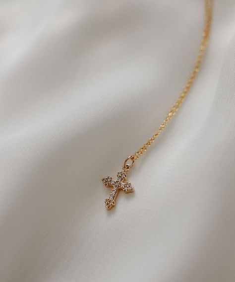 Religious Photos, Christian Love, Jewelry Accessories Ideas, Jewelry Fashion Trends, Classy Jewelry, Christian Jewelry, Cross Jewelry, Girly Jewelry, Dream Jewelry