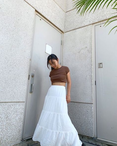 Shipping in india only Flowy White Skirt Outfit, Long Skirts Aesthetic, Long Skirt Outfits For Winter, Outfits Leather Skirt, Outfit Ideas Skirts, White Flowy Skirt Outfit, Long Skirts Outfit, Long Flowy Skirt Outfit, Winter Fashion Aesthetic