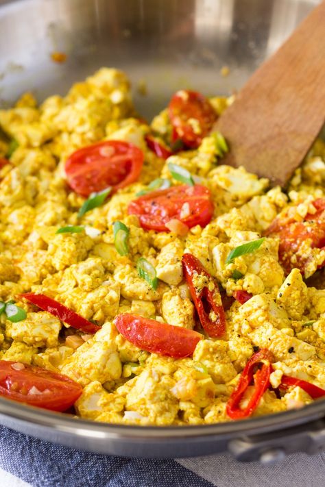 scrambled tofu in a pan, great with fresh ginger added too, and balsamic vinegar! Vegan Tufo Scramble, Vegan Breakfast Buffet, Vegetarian Brunch, Scrambled Tofu, Lazy Cat Kitchen, Cat Kitchen, Vegetarian Breakfast Recipes, Tofu Scramble, Baked Tofu