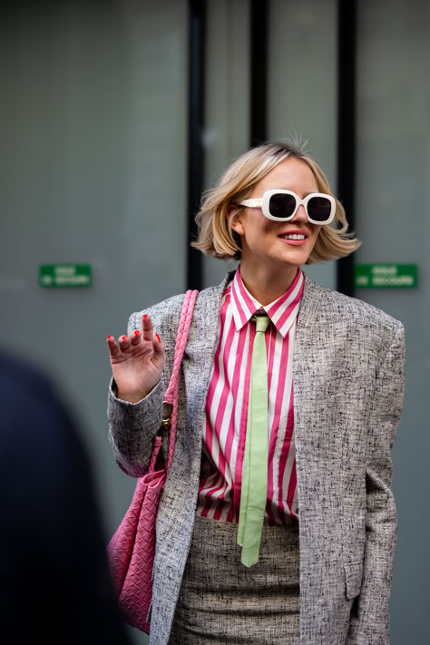 The best Paris Fashion Week 2024 street style spotted by karyastreetstyle Paris Fashion Week 2024, 2024 Street Style, Parisian Outfit, Maximalist Fashion, Fashion Week 2024, Jeans Destroyed, Paris Fashion Week Street Style, Russian Fashion, Japanese Street Fashion