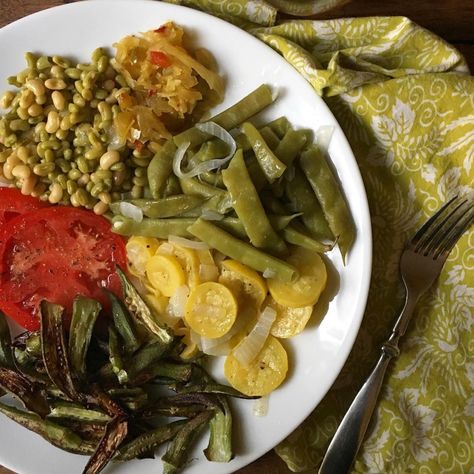 Southern Vegetable Plate, Table Menu Ideas, Aesthetic Food And Drink, Veggie Plate, Dinner Ideas Soul Food, Food And Drink Photography, Chicken Burgers Recipe, Homemade Comfort Food, Vegetable Plate