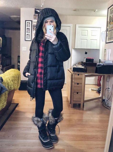 What I Wore. I am wearing an oversized plaid shirt, fur lined leggings, a puffer coat, and Sorel Joan of Arctic boots. Joan Of Arctic Boots Outfit, Sorel Boots Outfit, Winter Ski Fashion, Regular Outfits, Outfit Botas, Winter Leather Jackets, Winter Boots Outfits, Sorel Joan Of Arctic, Black Snow