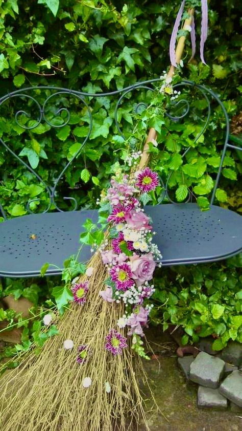 Dried Flower Broomstick, Floral Witch Broom, Broom Bouquet, Besom Broom Diy, Floral Broomstick, Witch Broom Decor, Besom Broom, Witch Brooms, Witches Broomsticks