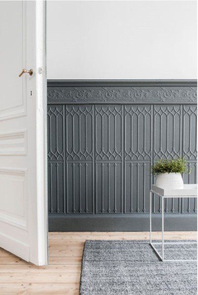 60 Wainscoting Ideas - Unique Millwork Wall Covering And Paneling Designs Lambriseringen Gang, Rustic Wainscoting, Wainscoting Hallway, Painted Wainscoting, Millwork Wall, Wainscoting Bathroom, Wainscoting Styles, Diy Wainscoting, Wall Molding