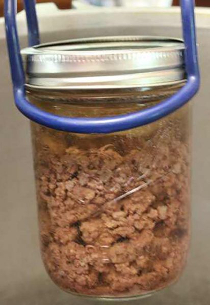 Canning Hamburger, Best Grilled Burgers, Pressure Canning Meat, Juicy Hamburgers, Hamburger Casseroles Recipes, Mushroom Gravy Recipe, Canning 101, Canning Process, Canned Meat