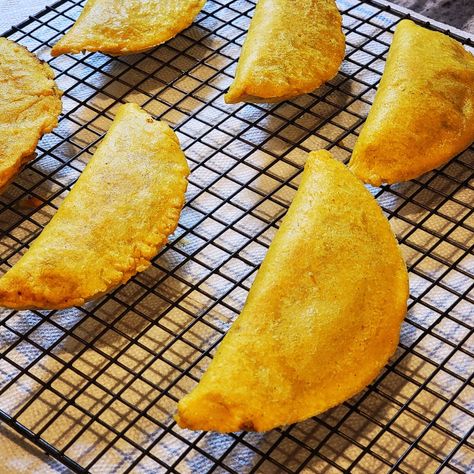 Colombian Empanadas Aji Salsa, Colombian Empanadas Recipe, Colombian Empanadas, American Street Food, Street Food At Home, Chicken Bullion, Empanadas Dough, Venezuelan Food, Trip To Colombia