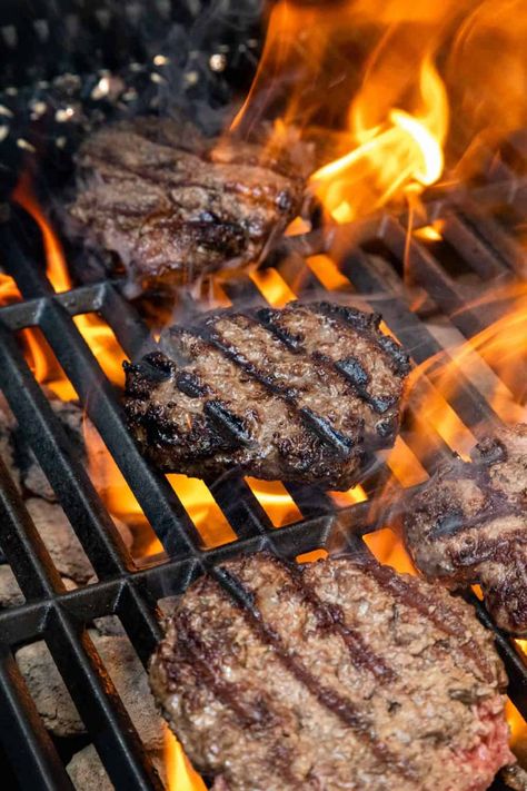 Perfect Grilled Burgers, Amazing Sandwiches, Barbecue Burgers, Grilled Dinner Recipes, Hamburgers Grilled, Brioche Bun, Burger Patties, Bbq Burgers, Grill Party