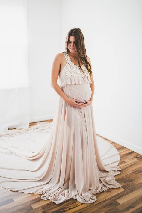 Maternity gown sewing pattern and tutorial by Chelsea Celeste Designs https://www.etsy.com/ca/listing/456137850/full-circle-skirt-pdf-tutorial-diy?ref=shop_home_active_8 Diy Maternity Gown, Maternity Formal Wear, Diy Skirt Tutorial, Diy Maternity Photos, Gown Sewing Pattern, Maternity Photo Props, Maternity Gown, Skirt Tutorial, Gown Pattern