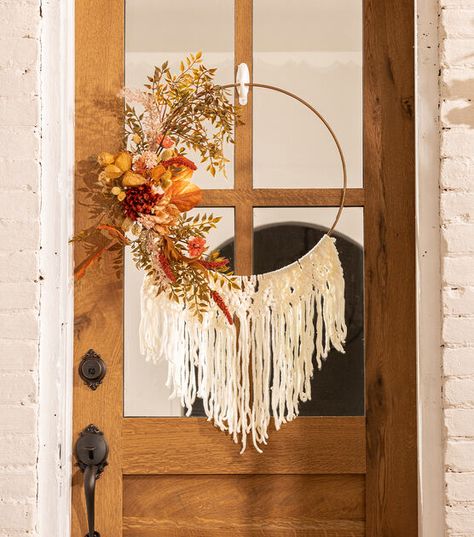 Macrame Fall Wreath, Fall Macrame Ideas, Diy Old Windows, House Decor Crafts, Witch Wreaths, Macrame Circle, Macrame Wreath, Halloween Fall Crafts, Yarn Macrame