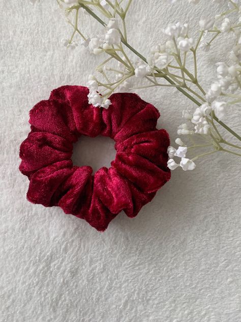 Velvet Accessories, Hair Accessories Red, Handmade Scrunchie, Scrunchies Hair, Velvet Scrunchie, Pics Ideas, Velvet Hair, White Velvet, Hair Scrunchies