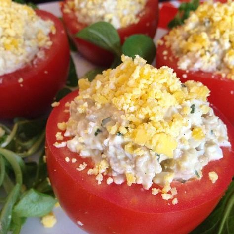 Faites cuire vos oeufs dans une casserole d'eau bouillante, avec 1 c à s de vinaigre, pendant 10min. Quand les oeufs sont cuits, passez-les sous l'eau froide pour les refroidir, puis écaillez-les. Réservez. Tuna Stuffed Tomatoes, Easy Pulled Pork, Pesto Dressing, Easy Sheet Pan Dinners, Summer Pasta Salad, Food Blogs, Pumpkin Dessert, 15 Minutes, Salad Recipes