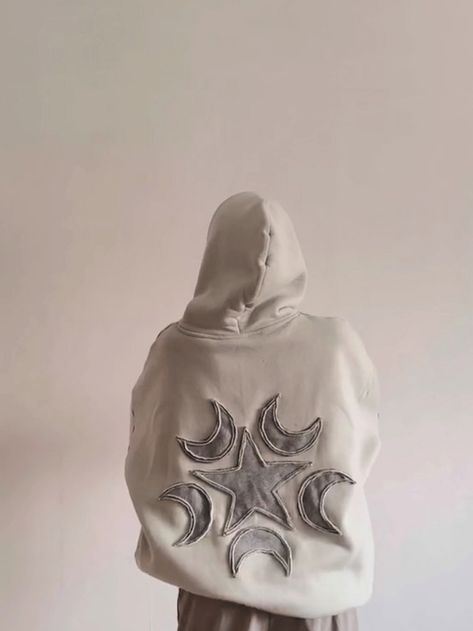 Hoodie Decoration Diy, Hoodie Diy Paint, Star Hoodie Diy, Sewing Sweatshirts Diy, Hoodie Embroidery Diy, Painting On Hoodies, Drawing On Hoodie, Creative Hoodie Design Ideas, Hoodie Painting Ideas