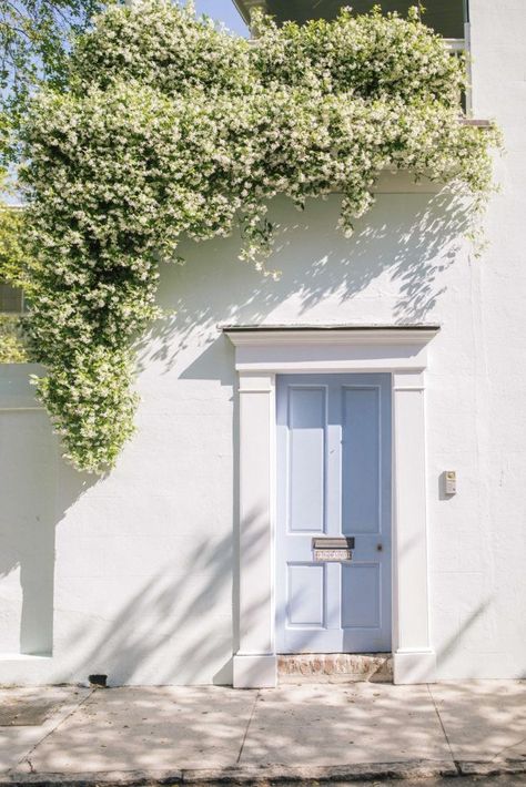 Marthas Vineyard Aesthetic, Hamptons Aesthetic, New England Aesthetic, Pintura Exterior, Weekend Reading, Casa Exterior, Marthas Vineyard, Blue Door, Beautiful Doors