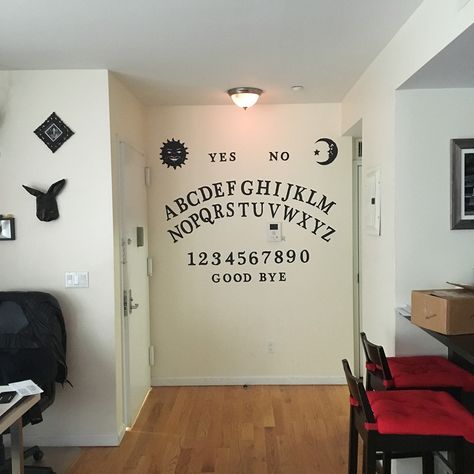 Homemade ouija board wall decoration Homemade Wall Decorations, Casa Halloween, Homemade Halloween Decorations, Halloween Tattoo, Halloween Wall Decor, Board Wall, Goth Home, Ouija Board, Decoration Party