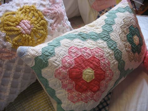 Quilts Vintage, Quilt Display, Vintage Repurposed, Embroidery Transfers, Old Quilts, Vintage Things, Antique Quilts, Antique Linens, Quilted Pillow