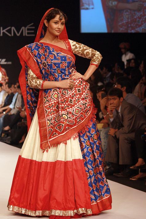 Gaurang Shah, Gujarati Patola. These Patolas are expensive. Once bought, they are worthy of saving as family heirlooms. Patola Dupatta Chaniya Choli, Gaurang Shah Lehenga, Gujarati Style Saree, Patola Dupatta With Lehenga, Gujarati Saree, Patola Lehenga, Saree Draping Styles, Indian Bridal Dress, Salwar Kamiz