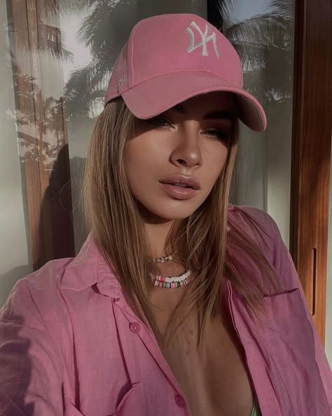 Cap Outfits For Women Summer, Pink Cap Outfit, Yankees Cap Outfit, Outfit With Cap, Girls Wearing Hats, Baseball Cap Outfit, Chic Fashion Style, Ny Outfits, Yankees Cap