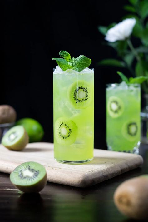 Kiwi Starfruit Refresher (Starbucks Copycat) - Moody Mixologist Star Fruit Recipes, Refresher Starbucks, Kiwi Drink, Dried Kiwi, Kiwi Recipes, Kiwi Juice, Restaurant Drinks, Peach Syrup, Matcha Drink