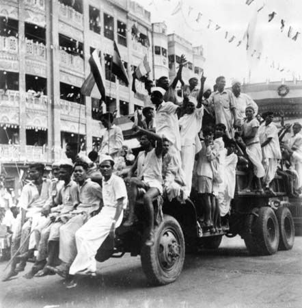 Indians celebrate their nation's independence in the streets of Calcutta. Credit: Getty Images 1947 India, Independence Day Pictures, Independence Day Photos, Indian Independence Day, Independence Day Images, Independence Day India, India Independence, Vintage India, Times Of India