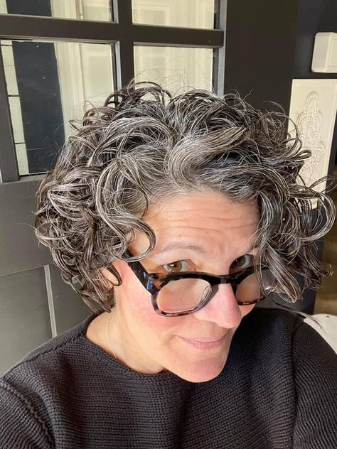 Gray Curly Hair, Grey Curly Hair, Short Grey Hair, Beauty Stuff, Short Curly Hair, Grey Hair, Hair Dos, Short Curly, New Hair