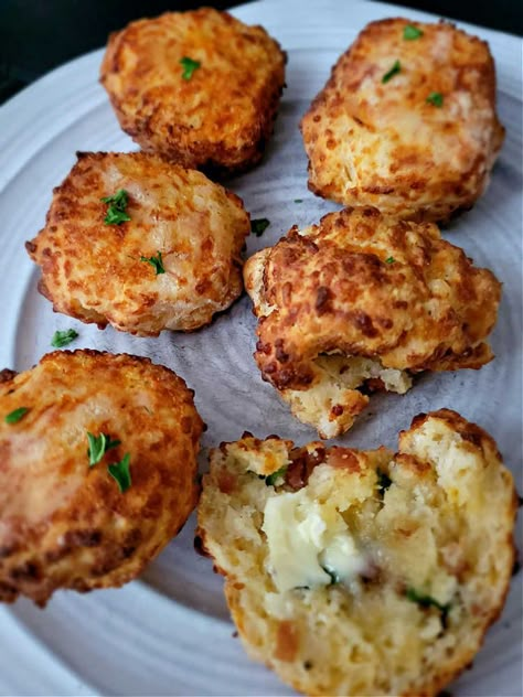 Air fryer cheese scones Air Fryer Savoury Muffins, Air Fryer Cheese Scones Recipe, Airfryer Cheese Scones, Cheese Scones Easy, Air Fryer Scones, Air Fryer Cheese, Air Fryer Sides, Daily Yum, Air Fryer Bread