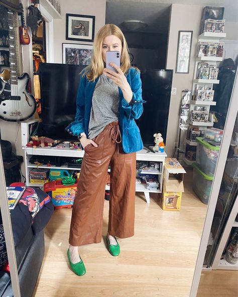 Green Flats Outfit, Teacher Capsule Wardrobe, Minimalist Chic Fashion, French Capsule Wardrobe, Capsule Wardrobe Essentials, Blogger Inspiration, Green Flats, Flats Outfit, Spring Capsule Wardrobe