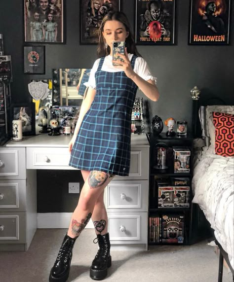 Plaid Dress Outfit Grunge, Plaid Jumper Dress Outfit, Cute Overall Dress Outfits, Plaid Overalls Outfit, 90s Dress Outfit Casual, Black Plaid Dress Outfit, Plaid Overall Dress Outfit, Plade Dress, Plaid Dress Aesthetic