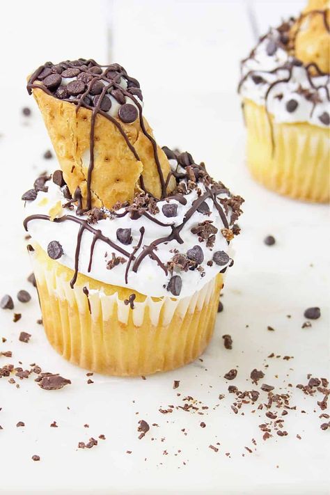 If you are a fan of the classic Italian Cannoli, you are going to love this tasty Cannoli Cupcakes recipe. This easy cupcake recipe is moist and full of flavor. Filled Cupcake Recipes, Filled Desserts, Cannoli Cupcakes, Easy Cupcake Recipe, Cannoli Cupcake, Desserts At Home, Sugar Free Cupcakes, Italian Cannoli, Cupcake Towers