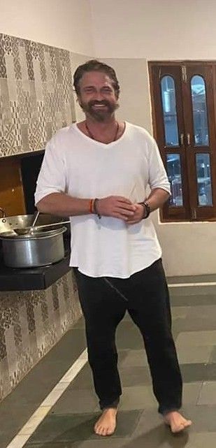 Gerard Butler Selfie, Gerard Butler House, Gerrard Butler, Scotish Men, Gerard Butler Movies, Gerald Butler, Actor Gerard Butler, Ji Chang Wook Smile, Dinosaur Images