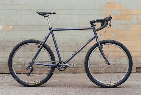 Specialized Rockhopper, Living In Mexico City, Neo Retro, Vintage Mountain Bike, Urban Bicycle, Bmx Bicycle, Bike Ideas, Urban Bike, Mtb Bike Mountain