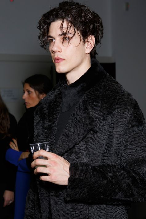 Simone Nobili backstage @ Emporio Armani Fall/Winter 2014-2015 Milan Fashion Week (Monday, January 13, 2014, 10:30 am) Simone Nobili, Boy Poses, Male Models, Character Inspiration, Mens Hairstyles, Pretty People, Beautiful People, Fangirl, A Man