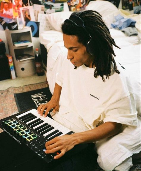 Man With Dreadlocks, Lee Jordan, Music Engineers, City Life Aesthetic, Bob Marley Art, Oversize Outfit, Hip Hop 90s, Dreadlock Hairstyles For Men, Dark Skin Men