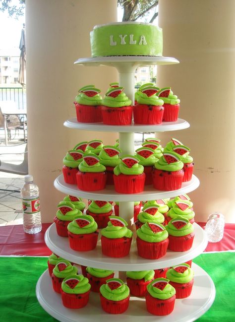 Watermelon Cupcake Tower Watermelon Cupcakes, Watermelon Birthday Parties, Watermelon Baby, Watermelon Decor, Yoghurt Cake, Watermelon Cake, Hazelnut Cake, Watermelon Party, Red Cake