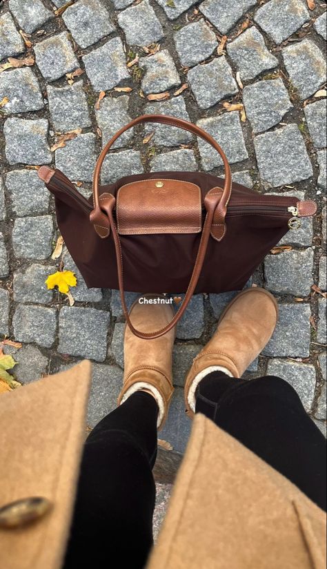 Brown Longchamp Bag Outfit, Brown Longchamp Bag, Long Champ Outfit, Long Champ Bag Outfit, Longchamp Bag Aesthetic, Brown Longchamp, Longchamp Bag Outfit, Uggs Outfit Winter, Long Champ Bag