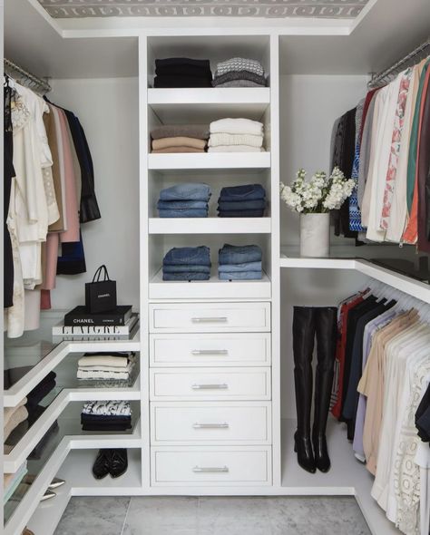 Small Walkin Closet, Small Walk In Wardrobe, Small Walk In Closet Organization, Dream Dressing Room, Organizing Walk In Closet, Small Walk In Closet, White Closet, Walking Closet, Walk In Closet Design