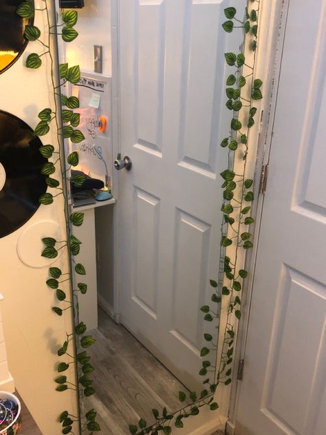 Artificial Leaves Decor Wall, Bedroom Mirror Full Length Decor, Leaves On Mirror, Leaves Around Mirror, Dorm Mirror Decorations, Fake Vines Around Mirror, Leaves On Wall Decor Aesthetic, Artificial Ivy Wall Bedroom, College Dorm Mirror