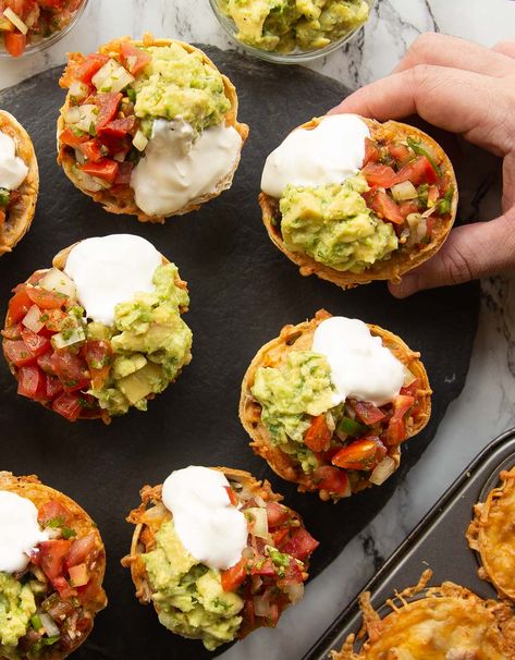 These Mini Burritos are made in an edible tortilla bowl - they're perfect finger food, fun to make and bursting with flavour! #burrito #tortilla #texmex | www.dontgobaconmyheart.co.uk Finger Buffet, Mini Bites Appetizers, Mini Burritos, Mexican Finger Foods, Mexican Food Recipes Appetizers, Tortilla Cups, Tortilla Bowls, Mexican Appetizers, Mini Tortillas