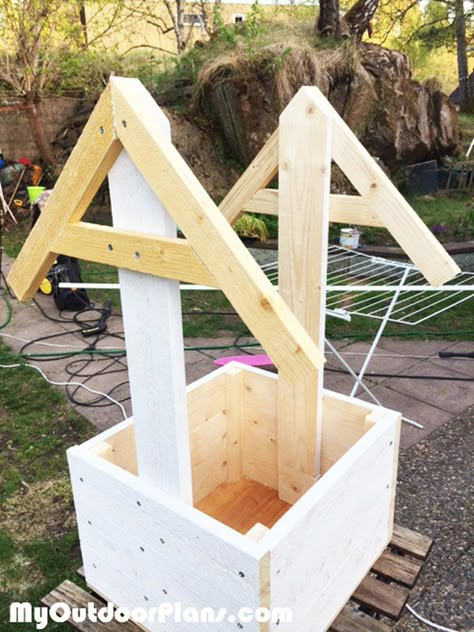 Pallet Planter Diy, Wishing Well Planter, Woodworking Plans Patterns, Pergola Diy, Wood Crafting Tools, Unique Woodworking, Wooden Playhouse, Free Woodworking Plans, Learn Woodworking