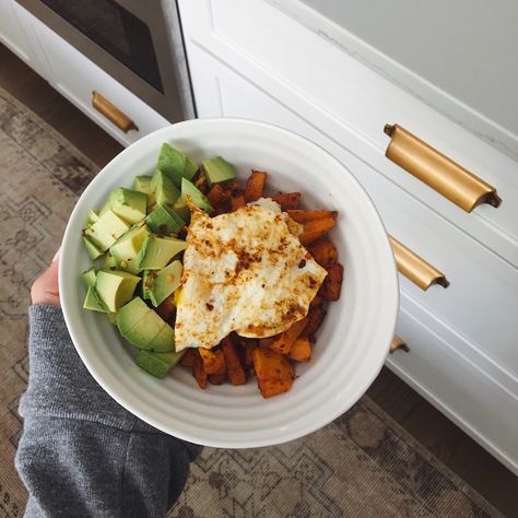 Veggie Meal Plan, Sweet Potato Egg, Sweet Potato Bowl, Eggs And Sweet Potato, Potato Avocado, Potato Bowl, Sweet Potato Bowls, Avocado Bowl, Egg Avocado