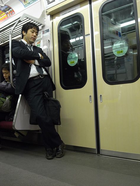 Salaryman | How do you hold your bag on the train? | hiromy | Flickr 70s Japan, Groom Suit Black, Anatomy Poses, On The Train, Japanese People, Composition Photography, Human Poses Reference, Man Standing, Figure Poses