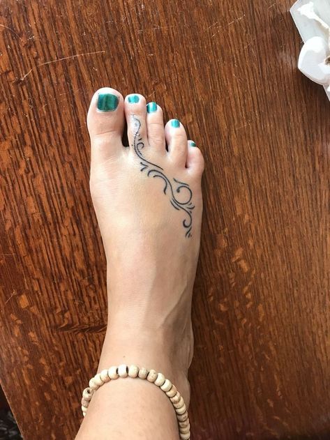 Henna Foot Tattoos For Women, Tattoos For Feet Ideas For Women, Feet And Ankle Tattoos, Toes Tattoos For Women, Toe Ring Tattoos For Women, Feet Tattoos For Women Small, Toe Tattoos For Women Simple, Small Feet Tattoos For Women, Elegant Foot Tattoos For Women