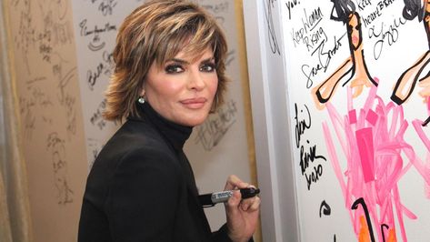 Lisa Rinna's signature short shaggy bob is styled by using mousse on damp hair and blowing dry with a medium radial brush, parting the hair to one side as Lisa Rhinna Hairstyles, Lisa Rinna Style, Lisa Rinna Haircut, Short Shaggy Bob, Iconic Hair, Lisa Hair, Short Shag Haircuts, Shaggy Short Hair, Shaggy Bob