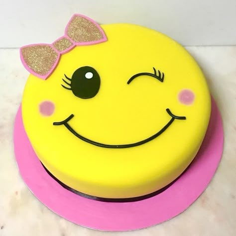 Smiley Face Cake, Emoji Cakes, Emoji Party Decorations, Emoji Birthday Cake, Emoji Cake, Buckwheat Cake, Emoji Birthday Party, Face Cake, Mini Torte