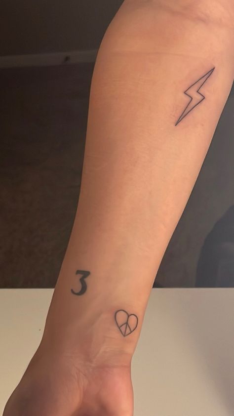 Lightening Bolt Tattoo Women, Electric Love Tattoo, Lightening Bolt Tattoo Arm, Lightnight Bolt Tattoos, Lightnight Bolt Tattoo, Small Lightning Bolt Tattoo, Peace And Love Tattoo, Lightning Bolt Tattoo, Bolt Tattoo