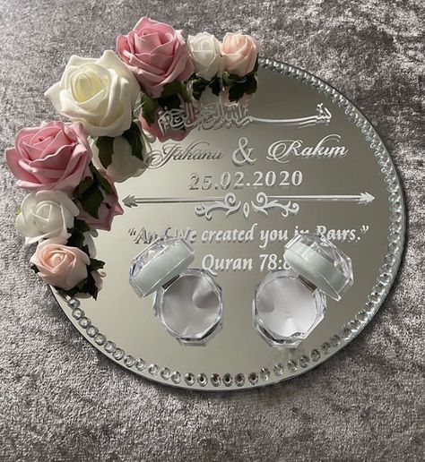 Nikah Gift Ideas For Bride, Engagement Ring Tray Ideas, Elegant Gift Wrapping Ideas, Packing Ideas Gift, Ring Box Wedding Diy, Gift Packing Ideas, Diy Fall Wedding Decorations, Engagement Ring Platter, Wedding Gift Hampers