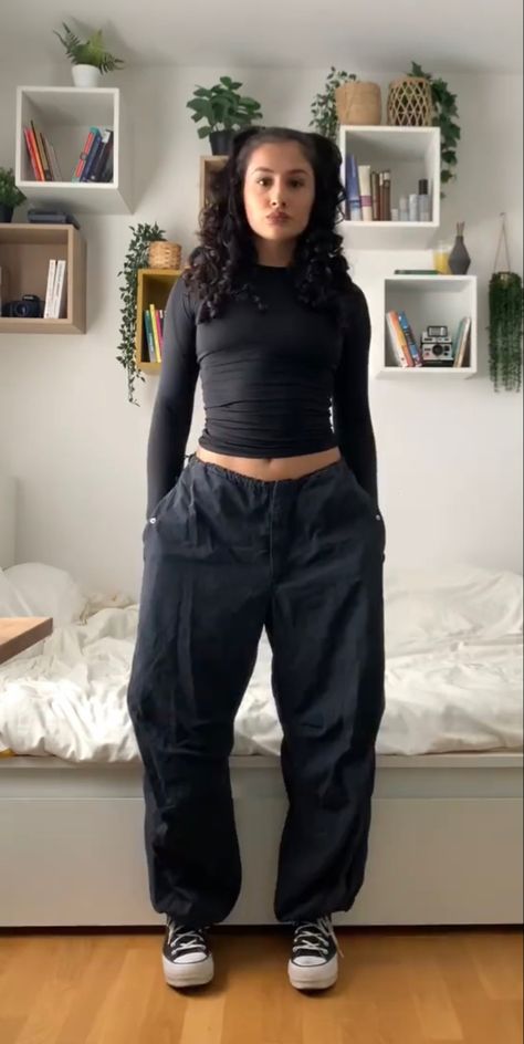 Styled Parachute Pants, Parachute Pants With T Shirt, How To Style Big Sweatpants, Parachute Pants With Converse, All Black Outfit Cargo Pants, Black Windbreaker Pants Outfit, Black Sleeve Shirt Outfit, Parachute Joggers Outfit, Fits With Parachute Pants